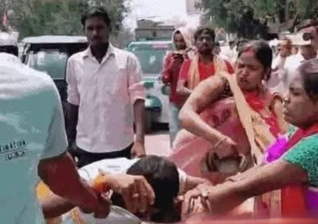 सासाराम20मई25*समधी के साथ समधन फरार 🙄 चप्पल-जूतों से हुई पिटाई