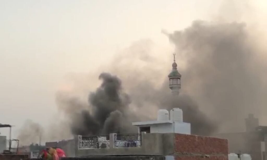 लखनऊ21मई25*कोतवाली चौक क्षेत्र के दरियाई टोला में घर में लगी भीषण आग, इलाके में मचा हड़कंप