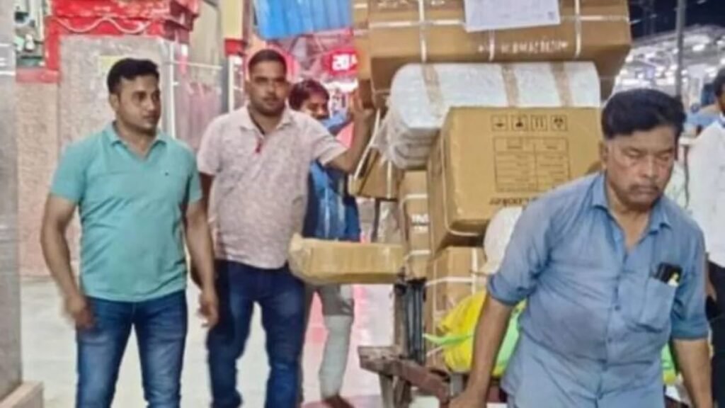 नई दिल्ली23मई25*एक्सप्रेस ट्रेन से भारी मात्रा में अंग्रेजी शराब बरामद तीन अटेंडेंट गिरफ्तार*