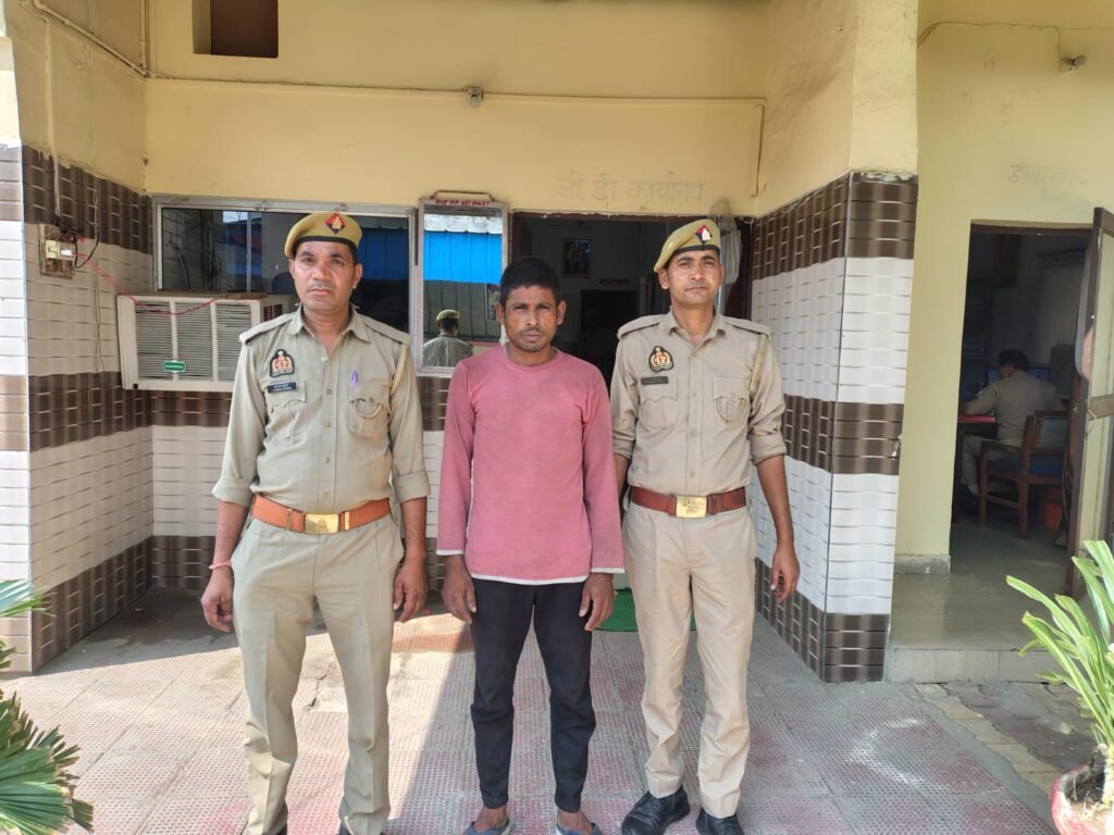 मथुरा 23 मई 25*एक नफर अभियुक्त को एक अदद अवैध चाकू व दो गुच्छा मोटर साइकिल की चाबियों के साथ किया गिरफ्तार*