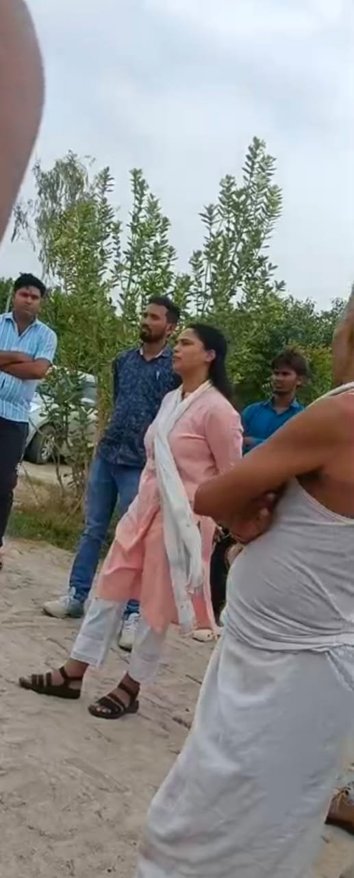 वाराणसी25मई25*एसडीएम का बेतुका फरमान,निजी जमीन में रास्ता दो,तब होगा घर का निर्माण