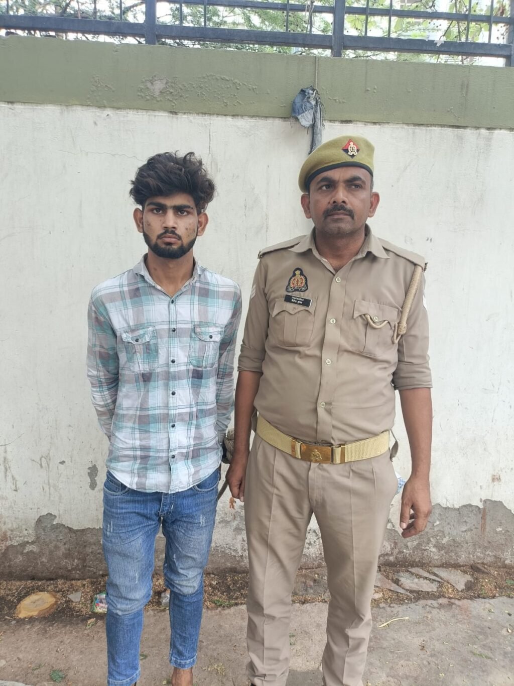 मथुरा 25 मई 25*थाना बरसाना पुलिस द्वारा एक अभियुक्त व एक बाल अपचारी से चोरी की मो0सा0 व अवैध चाकू बरामद।*