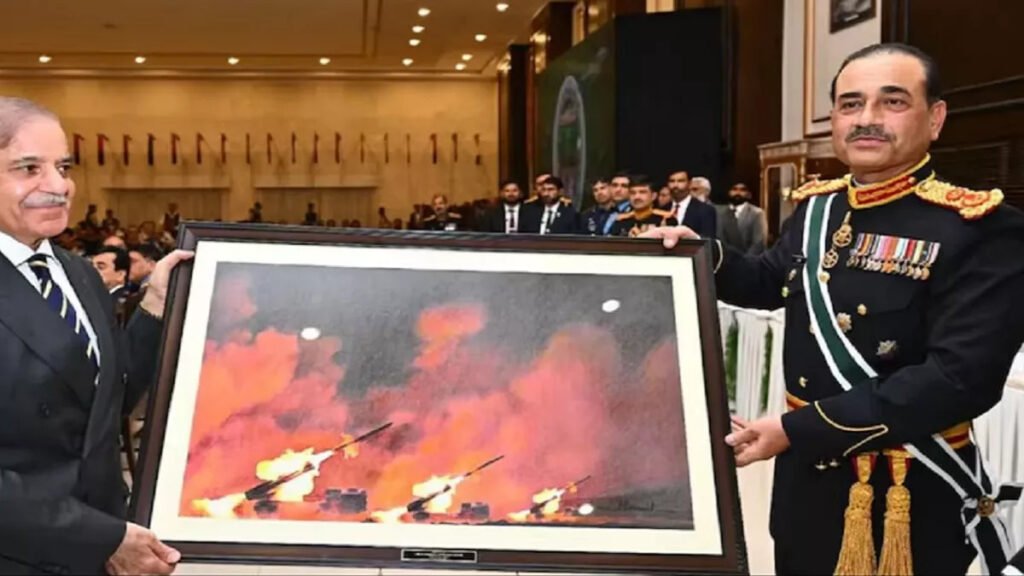 नई दिल्ली26मई25*पाकिस्तानी सेना प्रमुख मुनीर ने अपने ही पीएम को 'उल्लू' बनाया! चीनी सेना की तस्वीर को भारत की बताकर किया गिफ्ट*