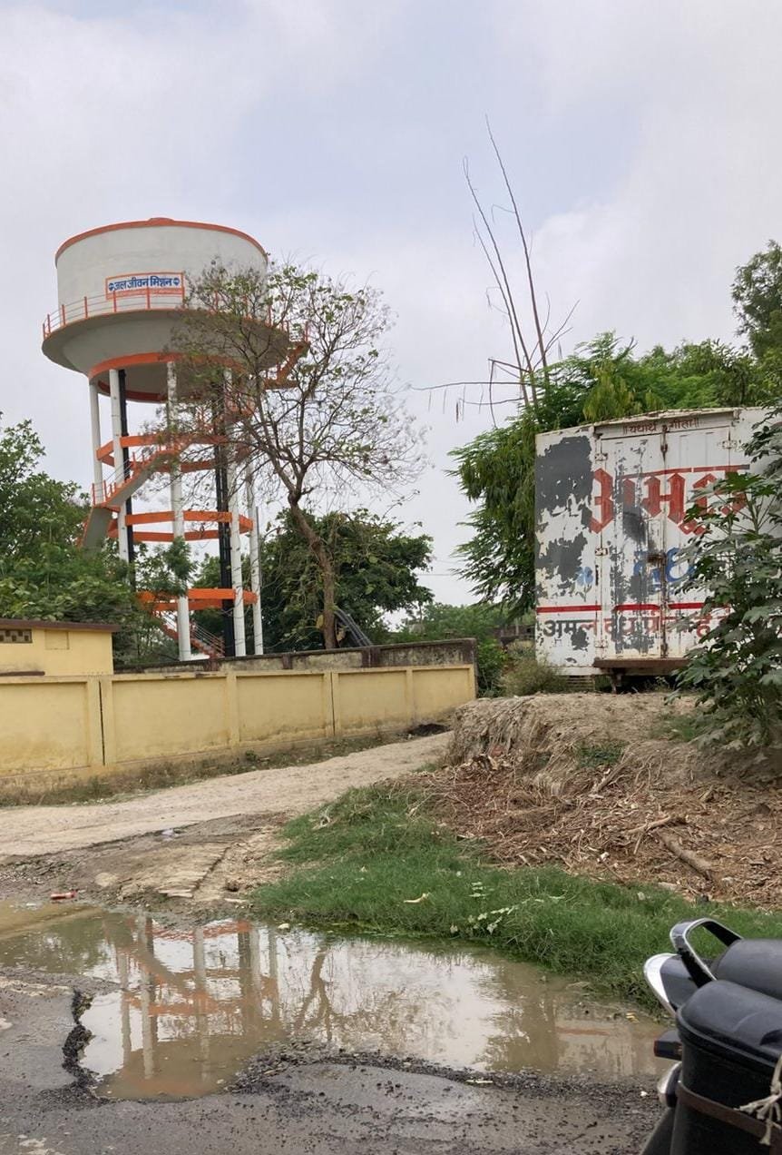 *वाराणसी 27मई25*आमजन बूंद-बूंद को तरस रहा, क्षतिग्रस्त पाइप लाइनों में हजारों लीटर पानी व्यर्थ बह रहा