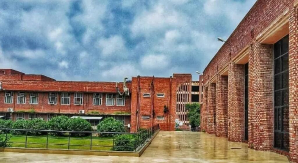 नई दिल्ली29मई25*सोशल मीडिया पोस्ट हटा रहें हैं JNU के छात्र, अमेरिका के कड़े वीजा नियमों से बढ़ी चिंता..!*