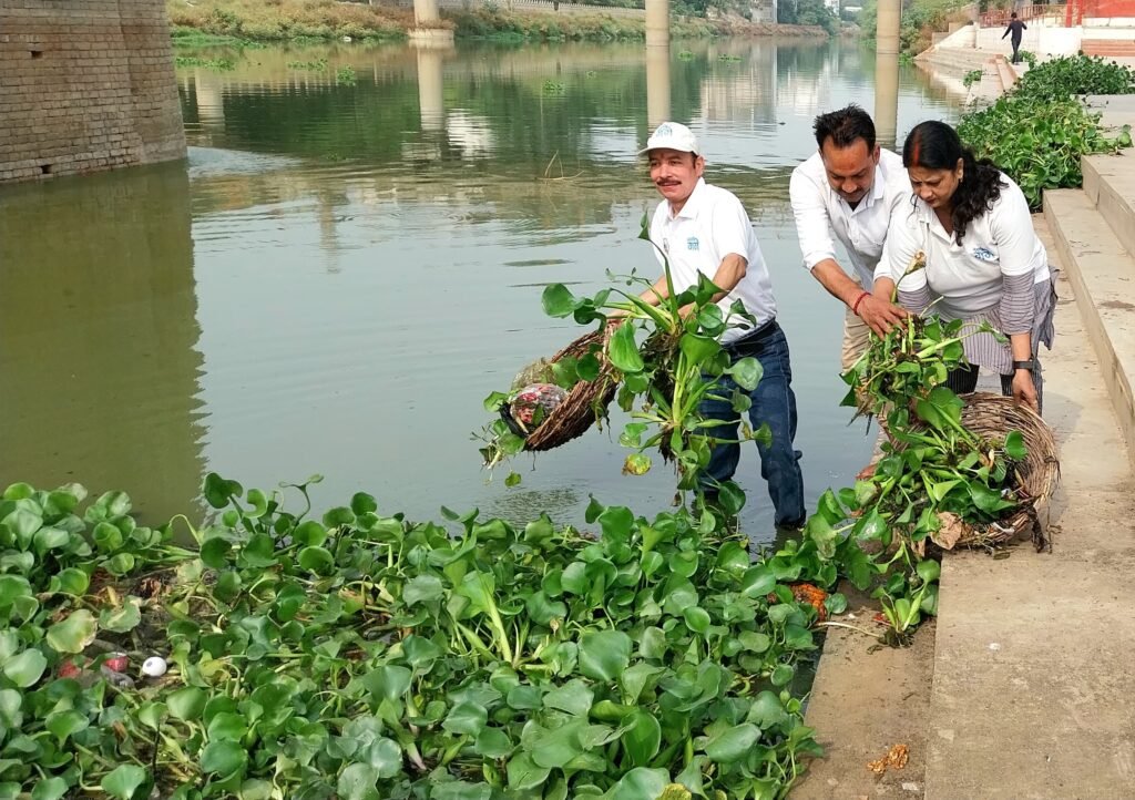 वाराणसी31मई25* नमामि गंगे ने वरुणा के तट पर की स्वच्छता " वरुण होंगी साफ तब गंगा भी होंगी निर्मल का दिया संदेश "