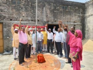 भागलपुर02मई25 मजदूर दिवस के अवसर पर 1 मई को कार्यालय मनोरंजन भवन में झंडा तोलन किया गया 