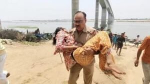 गाजीपुर02मई25*गंगा में कूदीं दो बहनें,एक की मौत,दूसरी को गोद में उठाकर अस्पताल दौड़े दरोगा,पेश की मानवता की मिसाल*