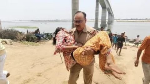 गाजीपुर02मई25*गंगा में कूदीं दो बहनें,एक की मौत,दूसरी को गोद में उठाकर अस्पताल दौड़े दरोगा,पेश की मानवता की मिसाल*
