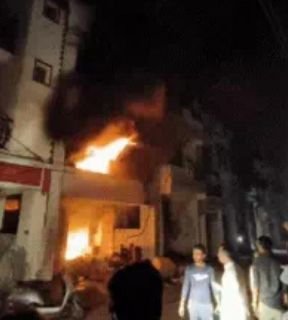 कानपुर नगर04मई25*कानपुर चमनगंज थाना क्षेत्र में चार मंजिला इमारत में लगी आग*