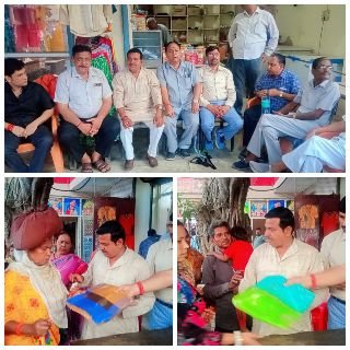 मथुरा05मई25*परिक्रमा मार्ग पर काँग्रेस के बरिष्ठ पदाधिकारियों द्वारा साड़ी वितरण कार्यक्रम आयोजित किया।