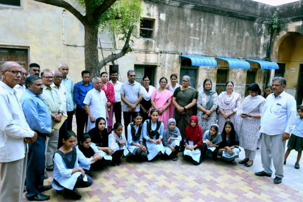 झुंझुनू 07मई25 झुंझुन पुरानी सब्जी मंडी स्थित सरकारी स्कूल में श्रीमती गिन्नी देवी राधावल्लभ खेतान ट्रस्ट झुंझुनू की ओर से वाटर कूलर