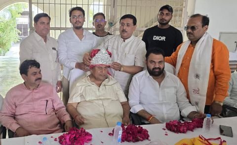 मथुरा11मई25*एस डी एस पीजी कॉलेज में एम एल सी ठाकुर ओम प्रकाश सिंह का चांदी का मुकुट पहना कर स्वागत किया गया मथुरा11मई25*एस डी एस पीजी कॉलेज में एम एल सी ठाकुर ओम प्रकाश सिंह का चांदी का मुकुट पहना कर स्वागत किया गया