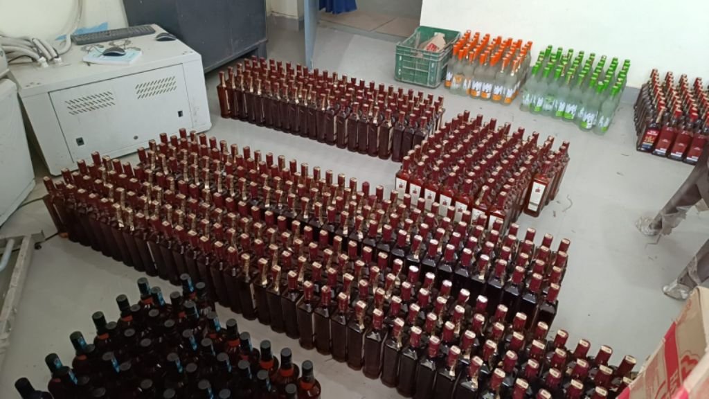 भागलपुर 13 मई25*बिहार में ट्रक से 1032.36 लीटर विदेशी शराब बरामद चालक फरार