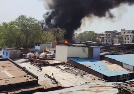कानपुर13मई2025*कलक्टरगंज की गल्ला मंडी के पास लगी भीषण आग..* कानपुर13मई2025*कलक्टरगंज की गल्ला मंडी के पास लगी भीषण आग..*