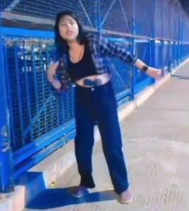 कानपुर*13मई25*खुलेआम असलहे का प्रदर्शन करती लड़की