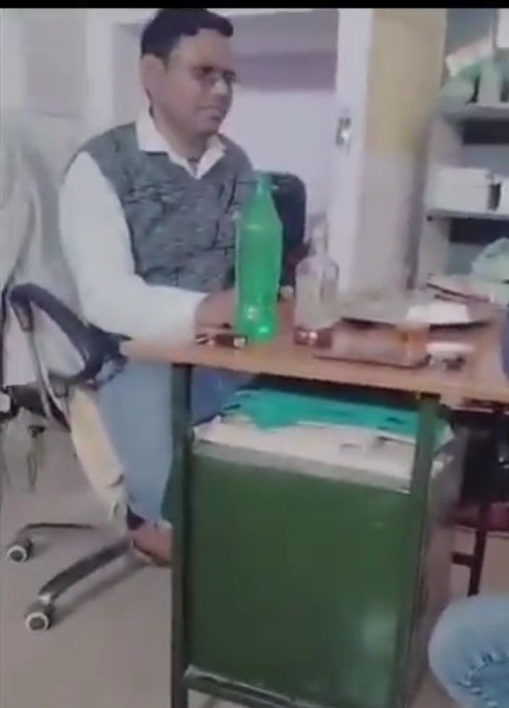 अमरोहा 13मई25*में स्कूल में शराब पीने वाले 2 शिक्षकों को किया निलंबित। अमरोहा 13मई25*में स्कूल में शराब पीने वाले 2 शिक्षकों को किया निलंबित।