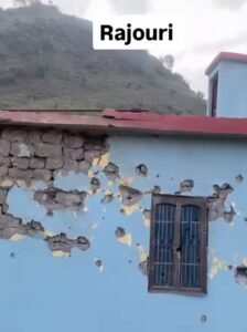 राजौरी14मई25*जम्मू कश्मीर के राजौरी जिला में पाकिस्तानी गोलाबारी में सैकड़ों घर गोलों के प्रहारों से प्रभावित हुए हैं।