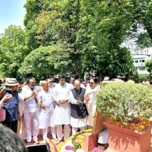 प्रयागराज21मई25*भारत रत्न स्वर्गीय पूर्व प्रधानमंत्री श्री राजीव गांधी की पुण्यतिथि पर कॉंग्रेसजनो ने पुष्प अर्पित कर श्रद्दांजलि अर्पित की।