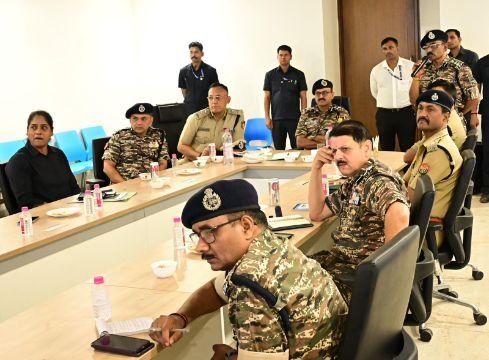 वाराणसी20मई25*केंद्रीय रिजर्व पुलिस बल के मुखिया ने श्री काशी विश्वनाथ मंदिर एवं मस्जिद पर ली सुरक्षा बैठक*