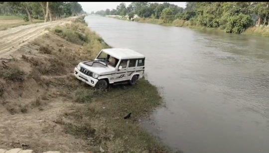 हरदोई21मई25*शादी से लौट रही तेज रफ्तार बोलेरो नहर में गिरी, बड़ा हादसा टला