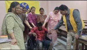 भागलपुर24मई25*लायनेस क्लब की महिलाओ ने कर्मठ समाजसेवी स्वर्गीय शंकर लाल जैन जी की स्मृति में व्हील चेयर  प्रदत्त की