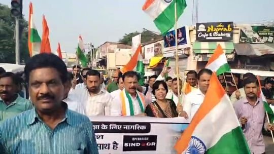लखनऊ25मई25*विषय सेना के सम्मान में व्यापार मण्डल ने निकाली तिरंगा यात्रा