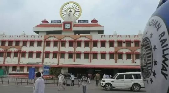 वाराणसी25मई2025*बाबा विश्वनाथ की नगरी में कदम रखते ही यात्रियों को दिखेंगे नंदी, कैंट स्टेशन पर लग रहा स्टैच्यू*