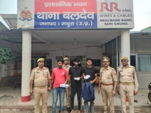 मथुरा 26 मई 25* लूट की घटना का सफल अनावरण करते हुए, 03 अभियुक्तों को गिरफ्तार किया गया*