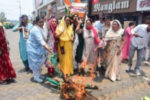 खण्डवा26मई25* दर्दनाक दुष्कर्म और हत्या के विरोध में प्रदेश महिला कॉंग्रेस ने गृहमंत्री का पुतला दहन किया।