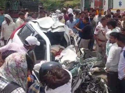 जयपुर27मई25* ट्रक-कार की आमने-सामने की टक्कर में दो भाइयों समेत 3 की मौत हो गई। दो युवक गंभीर घायल हो गए*