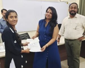 लखनऊ27मई25*पुरस्कार पाते ही खिल उठे बच्चों के चेहरे।