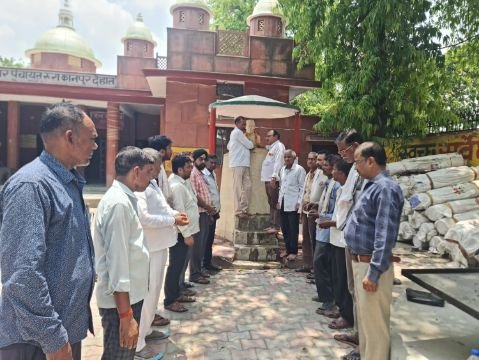 कानपुर देहात27मई25*भारत के प्रथम प्रधानमंत्री स्व0पं0जवाहरलाल नेहरू की पुण्यतिथि पर कांग्रेसियों ने पुष्पांजलि अर्पित की।