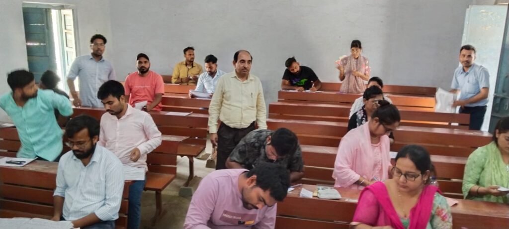 गाजीपुर02जून25**बीएड परीक्षा में नकल करते सात छात्र-छात्राएं रिस्टीकेट**