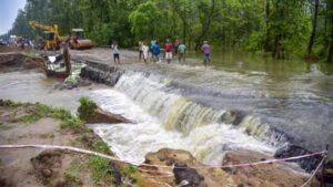 *लखनऊ02जून25घर ढहे, सड़कें बहीं, 80 हजार से ज्यादा लोग प्रभावित... असम से त्रिपुरा तक भारी बारिश का कहर*