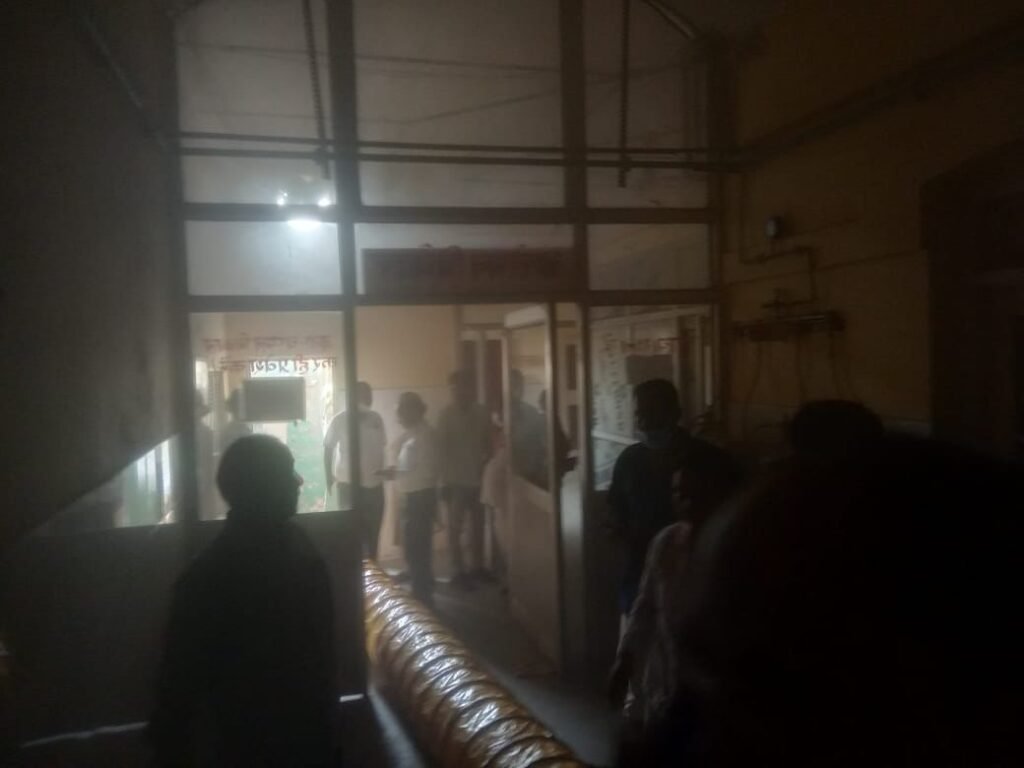 सुलतानपुर04जून25*स्वशासी मेडिकल कॉलेज सुलतानपुर के ऑपरेशन थियेटर में शॉर्ट सर्किट के चलते लगी आग