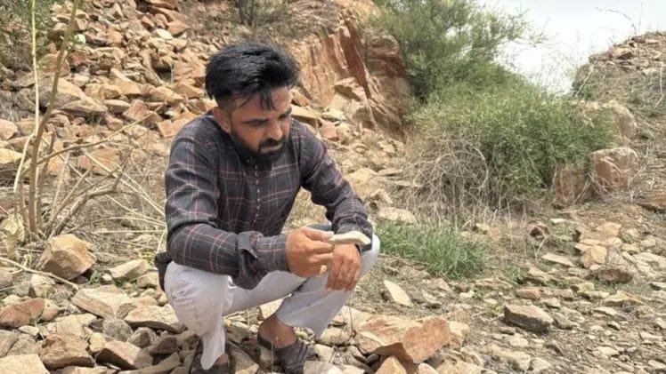 *हरियाणा04जून25*पड़ोसी राज्य में मिला 'हिलना पत्थर' भूगर्भ वैज्ञानिक पहुंचे अरावली पहाड़ी*