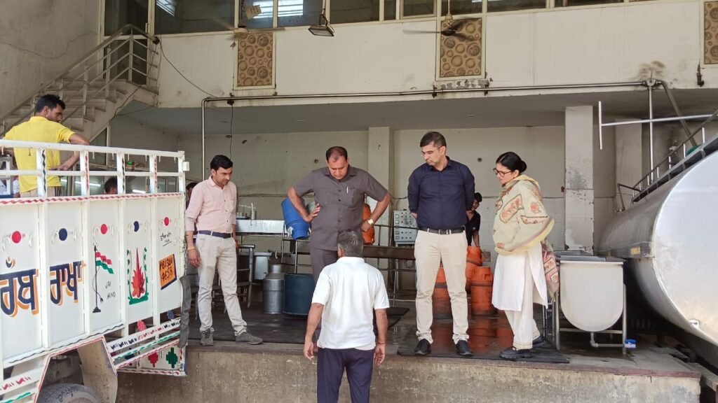 *पंजाब04जून25*टोहाना में शिवा डेयरी के चिलिंग सेंटर पर सीएम फ्लाइंग टीम की छापेमारी, 5500 लीटर दूध के लिए गए सैंपल*