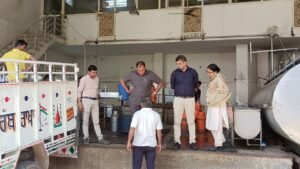 *पंजाब04जून25*टोहाना में शिवा डेयरी के चिलिंग सेंटर पर सीएम फ्लाइंग टीम की छापेमारी, 5500 लीटर दूध के लिए गए सैंपल*