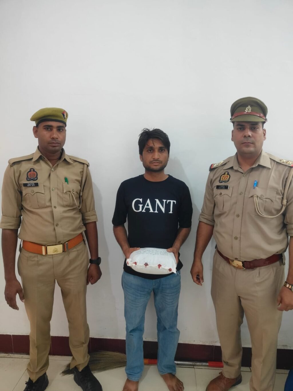 मथुरा 6 जून 25*थाना गोवर्धन पुलिस द्वारा एक अभियुक्त को अवैध 900 ग्राम गांजा सहित किया गिरफ्तार ।*