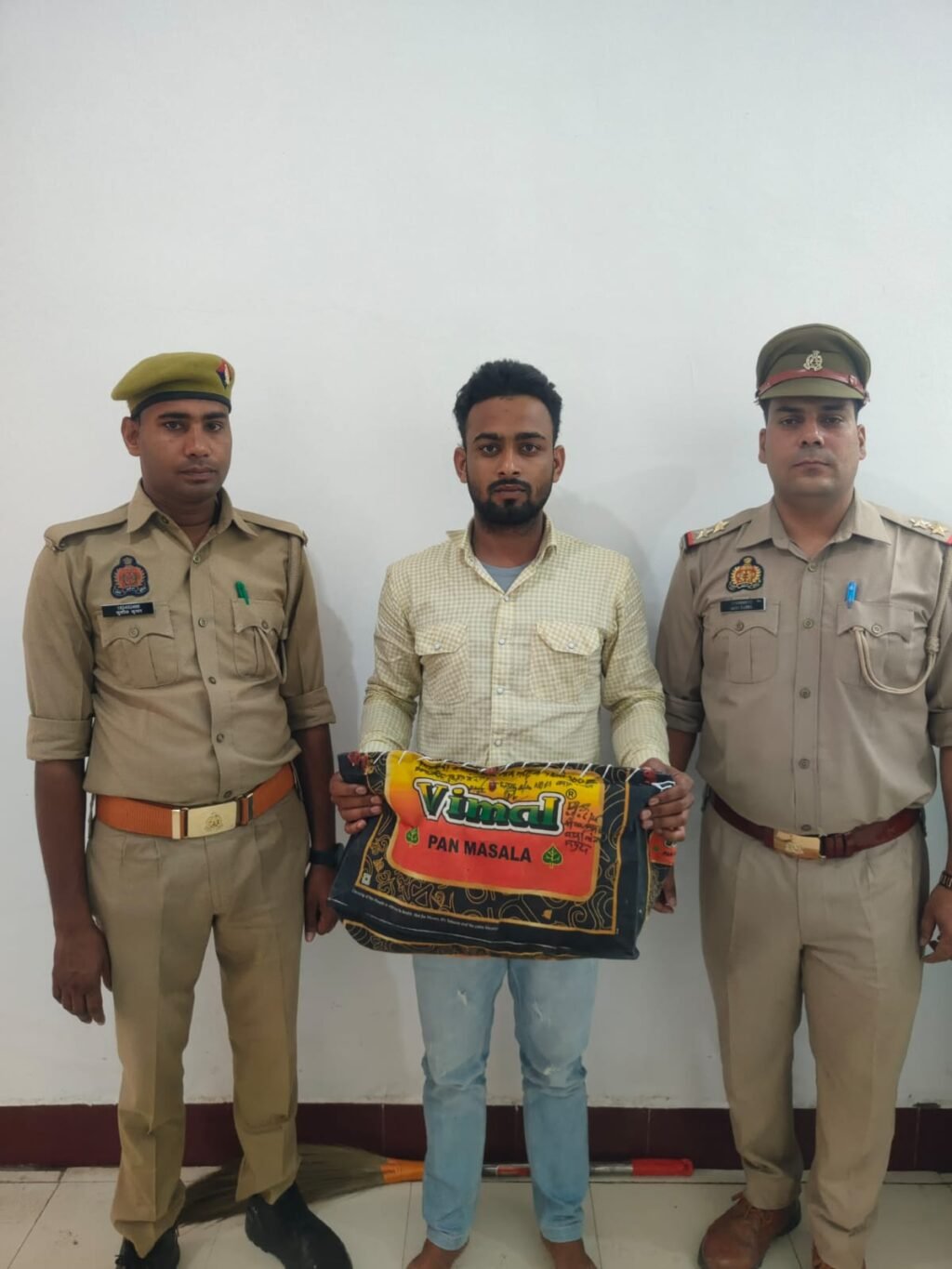 मथुरा 6 जून 25*थाना गोवर्धन पुलिस द्वारा एक अभियुक्त को अवैध 01 किलो 300 ग्राम गांजा सहित किया गिरफ्तार ।* मथुरा 6 जून 25*थाना गोवर्धन पुलिस द्वारा एक अभियुक्त को अवैध 01 किलो 300 ग्राम गांजा सहित किया गिरफ्तार ।*