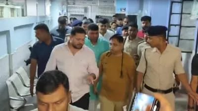 हाजीपुर7जून25*काफिले में ट्रक ड्राइवर ने मारी टक्कर तेजस्वी यादव बाल बाल बचे, दो पुलिसकर्मी और चालक घायल*