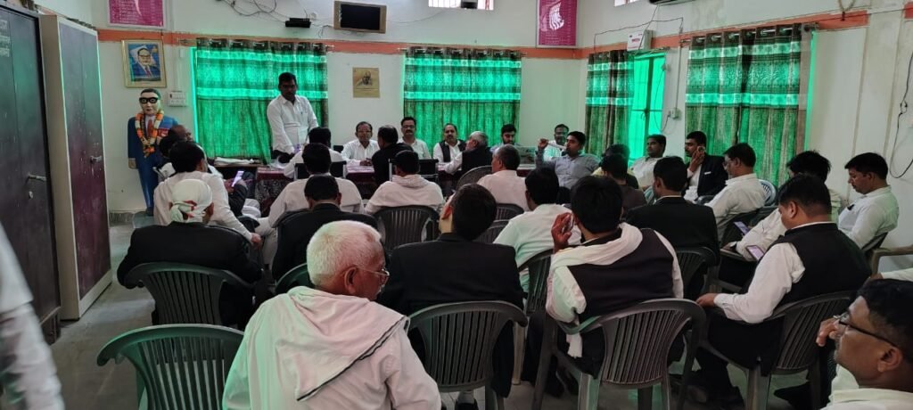 वाराणसी10जून25*वकीलों ने डीएम पर जताया अविश्वास,जारी रहेगा हड़ताल