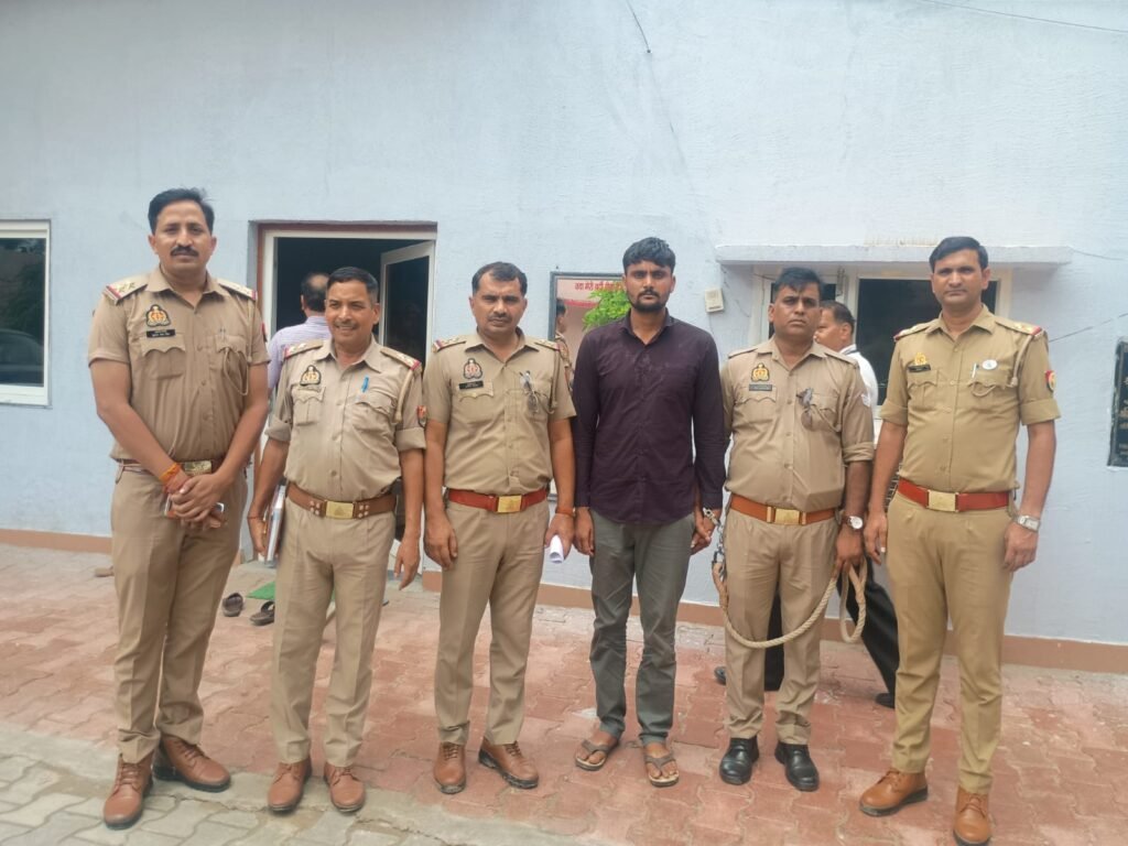 मथुरा19जून25* नौकरी दिलाने का झांसा देकर ठगी करने वाले पी0सी0आर0 पर लाये गये अभियुक्त की निशादेही पर 20 लाख रूपये बरामद किये गये ।*