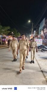मथुरा 22 जून 25 वरिष्ठ पुलिस अधीक्षक के निर्देश पर जनपद के सभी अधिकारियों द्वारा अपने-अपने क्षेत्र में पैदल गश्त/चैकिंग*