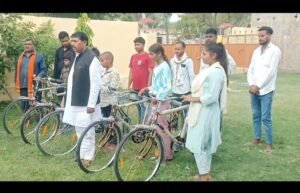 मथुरा 22 जून 25* समाजसेवि संस्थान अयोध्या धाम की ओर से गरीब और जरूरत मन्द छात्रो को बांटी गई साइकिले*