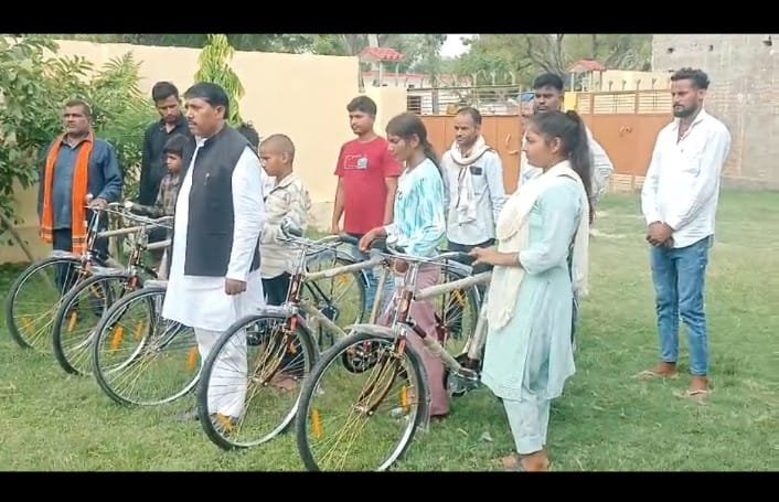 मथुरा 22 जून 25* समाजसेवि संस्थान अयोध्या धाम की ओर से गरीब और जरूरत मन्द छात्रो को बांटी गई साइकिले* मथुरा 22 जून 25* समाजसेवि संस्थान अयोध्या धाम की ओर से गरीब और जरूरत मन्द छात्रो को बांटी गई साइकिले*