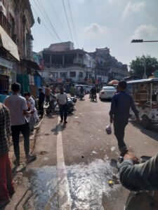 लखनऊ23जून25*चौक गोल दरवाज़ा पर अतिक्रमण पर चला नगर निगम का डंडा*