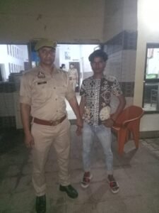 मथुरा 26 जून 25*थाना महावन पुलिस ने मोबाइल चोरी करने वाले 01 बाल अपचारी को लिया पुलिस अभिरक्षा में।*