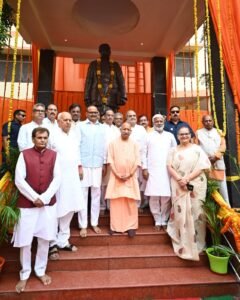 लखनऊ24जून25* उत्तर प्रदेश के मुख्यमंत्री योगी आदित्यनाथ ने श्यामा प्रसाद मुखर्जी की पुण्यतिथि पर श्यामा प्रसाद मुखर्जी की प्रतिमा पर श्रद्धांजलि अर्पित की,